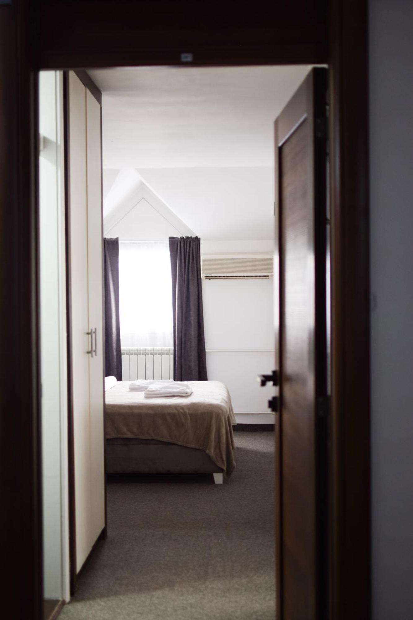 Hotel Tiski Cvet Novi Bečej Esterno foto